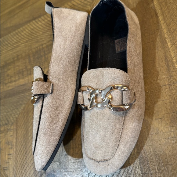 SHEIN Beige Loafers with Gold Chain Detail - Picture 3 of 6